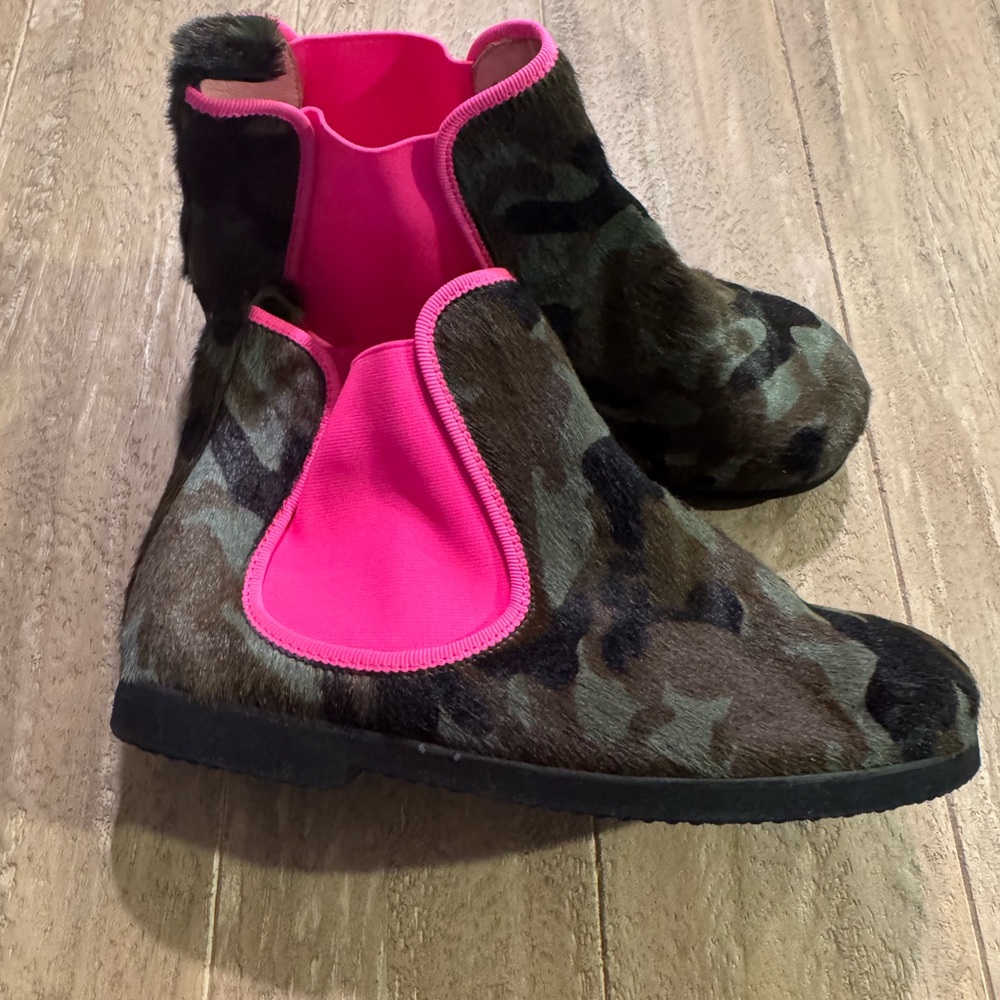 Pretty Ballerinas Girls Camouflage Faux Fur Boots with Hot Pink Elastic